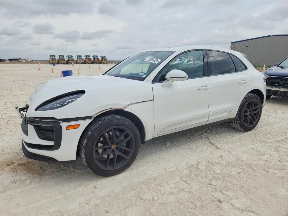 2022 PORSCHE MACAN - 1