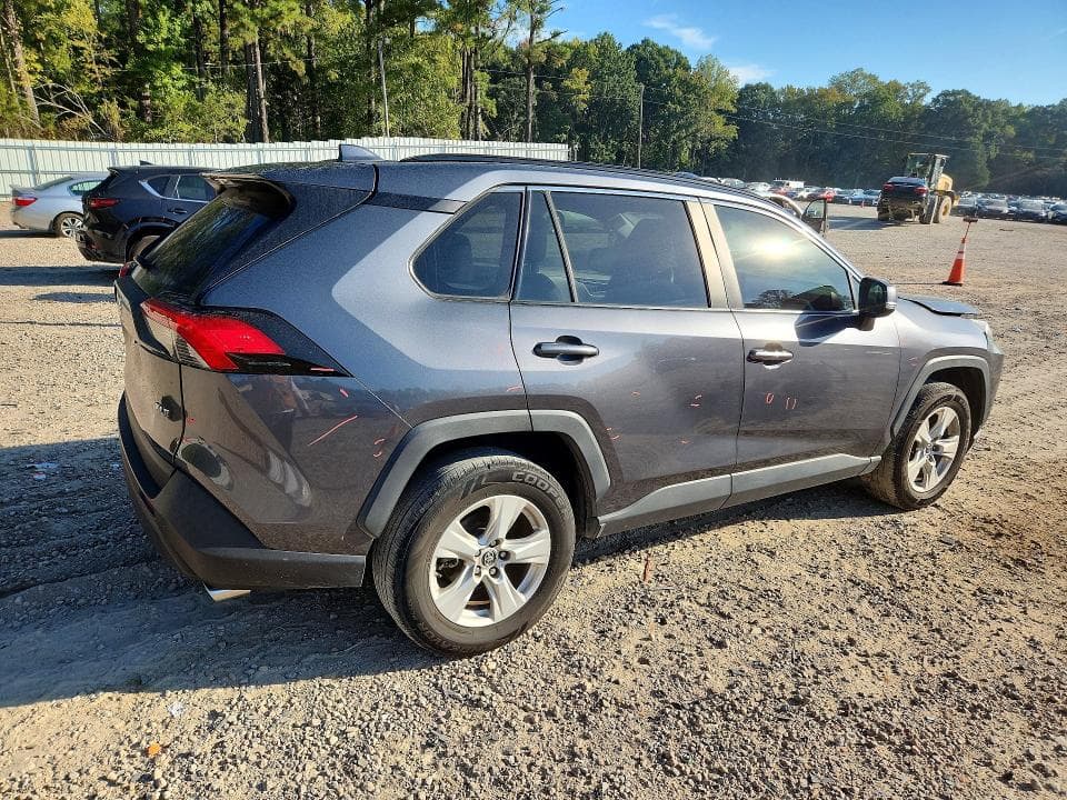 2019 TOYOTA RAV4 XLE 3