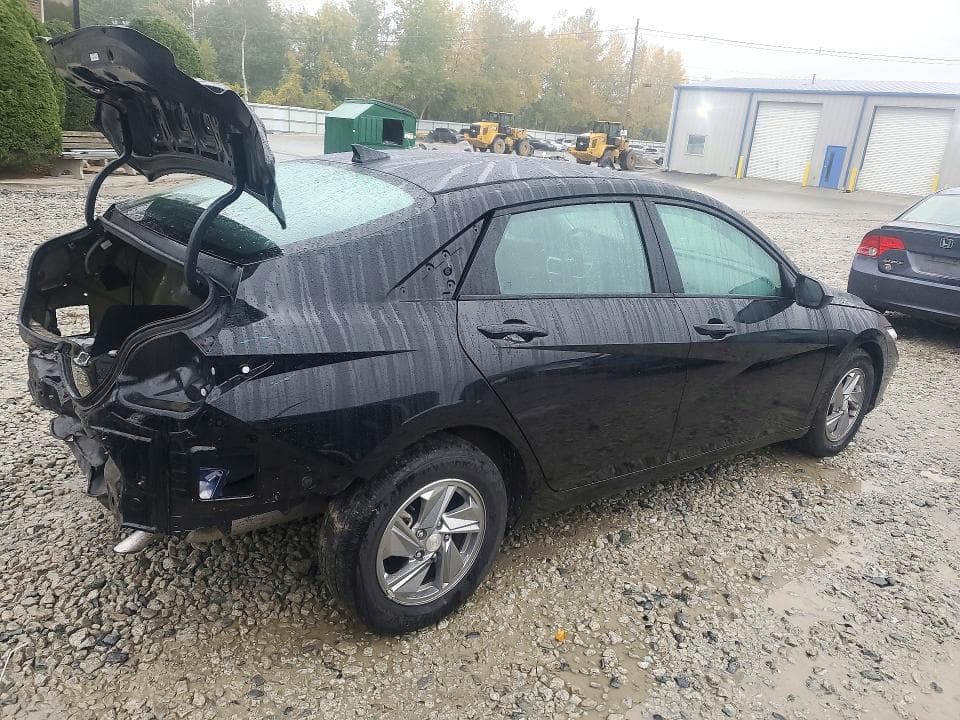 2025 HYUNDAI ELANTRA SE 3