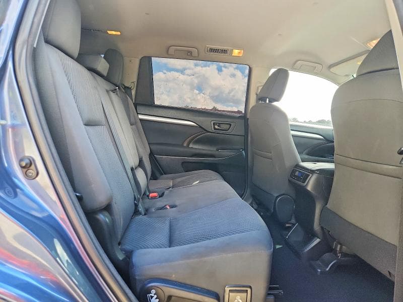 2017 TOYOTA HIGHLANDER LE 11