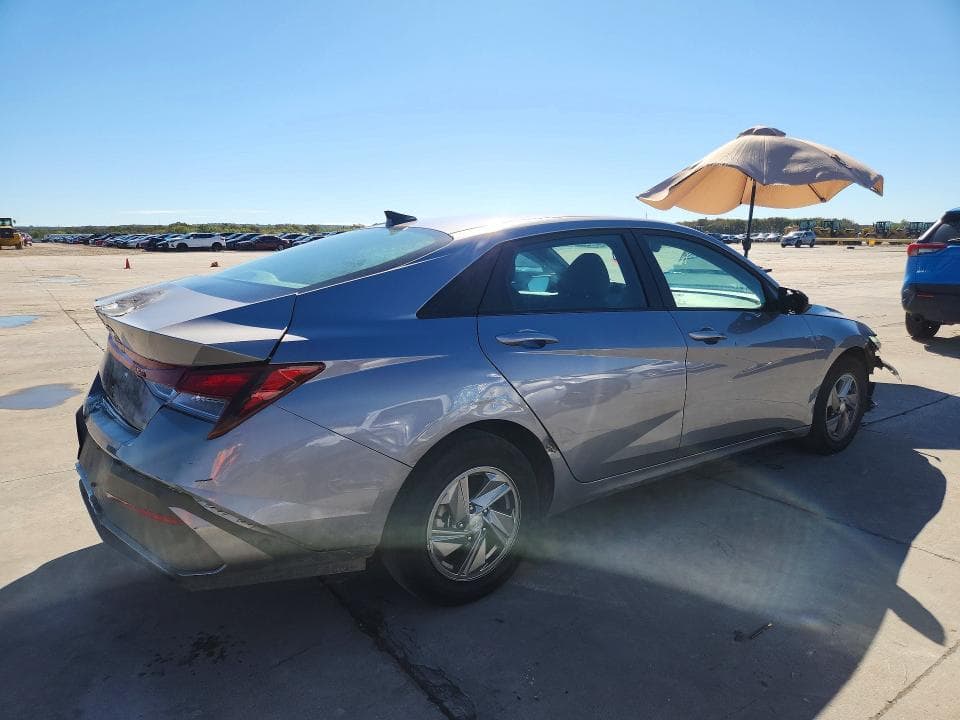 2025 HYUNDAI ELANTRA SE 3