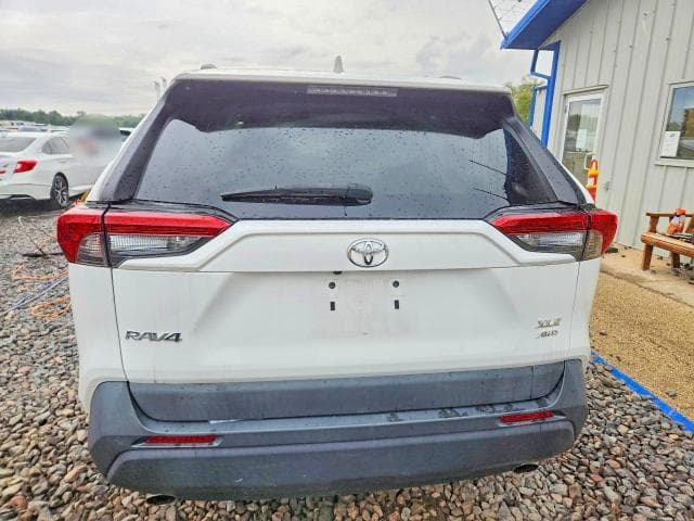 2020 TOYOTA RAV4 XLE 6