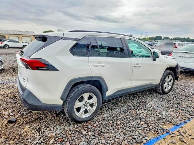 2020 TOYOTA RAV4 XLE 3