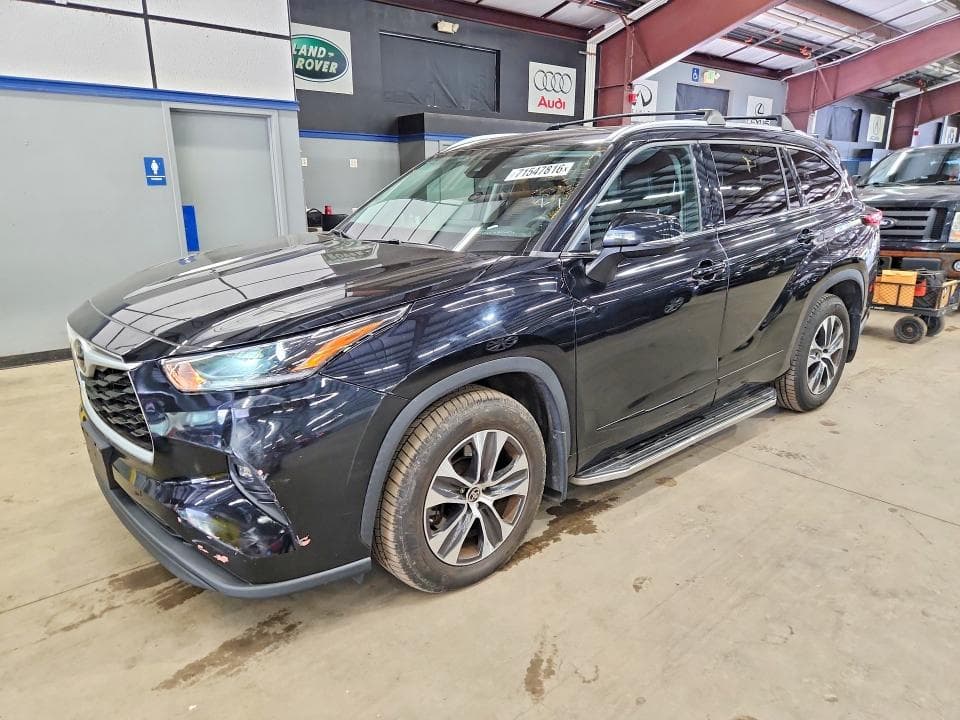 2021 TOYOTA HIGHLANDER XLE - 1