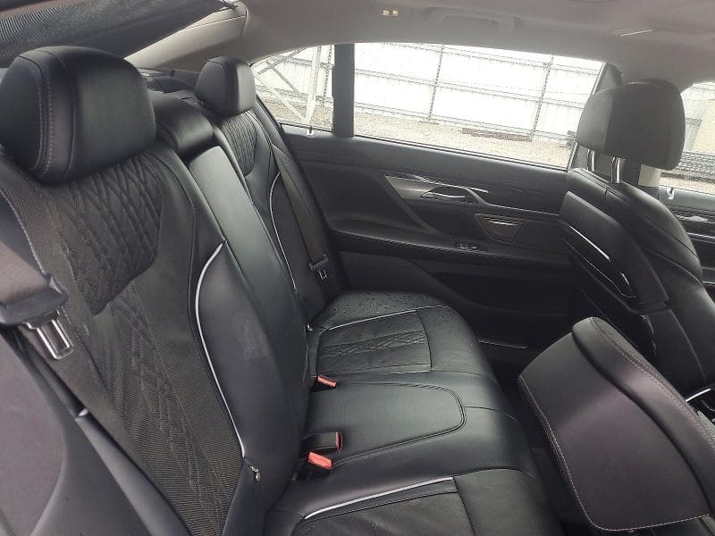 2020 BMW 750 XI 10