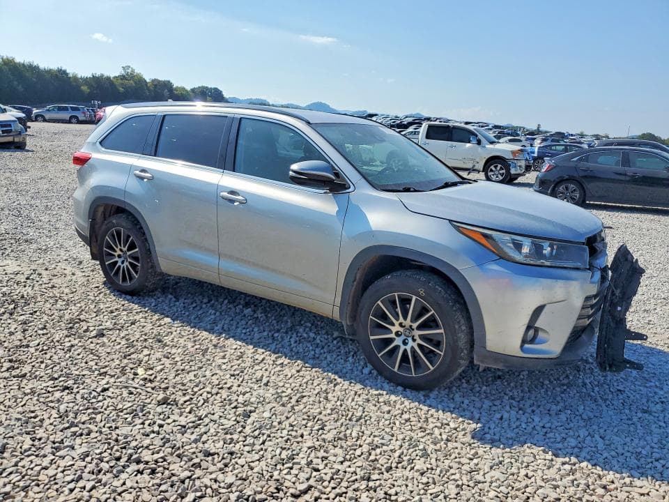 2017 TOYOTA HIGHLANDER SE 4
