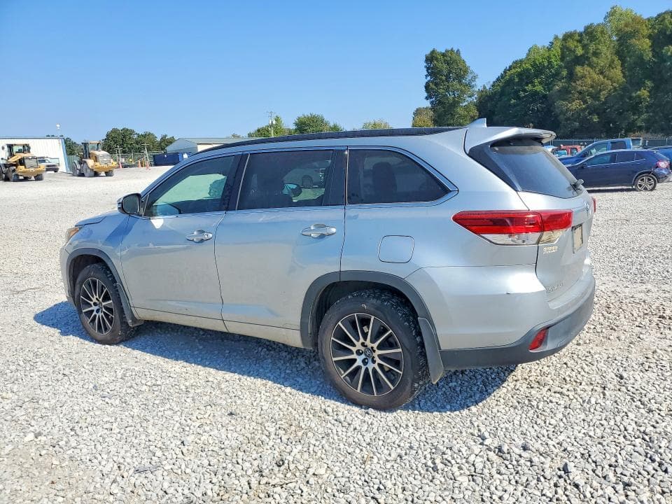 2017 TOYOTA HIGHLANDER SE 2