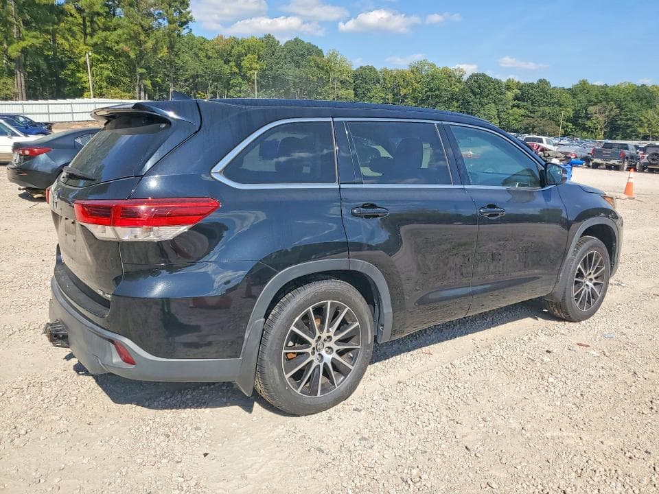 2017 TOYOTA HIGHLANDER SE 3