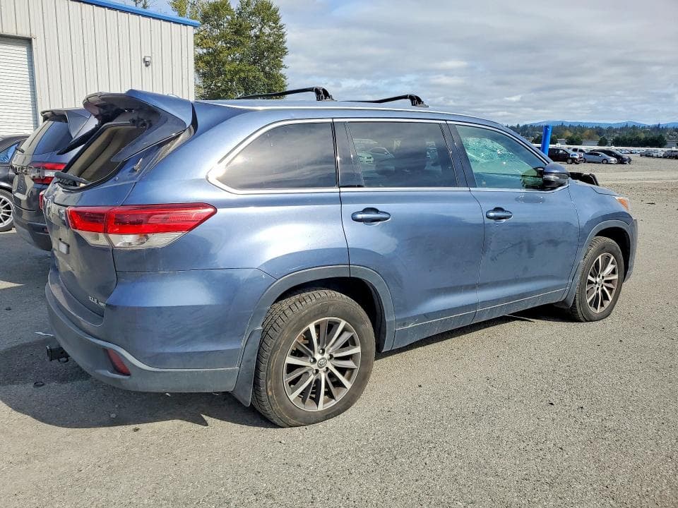 2018 TOYOTA HIGHLANDER XLE 3