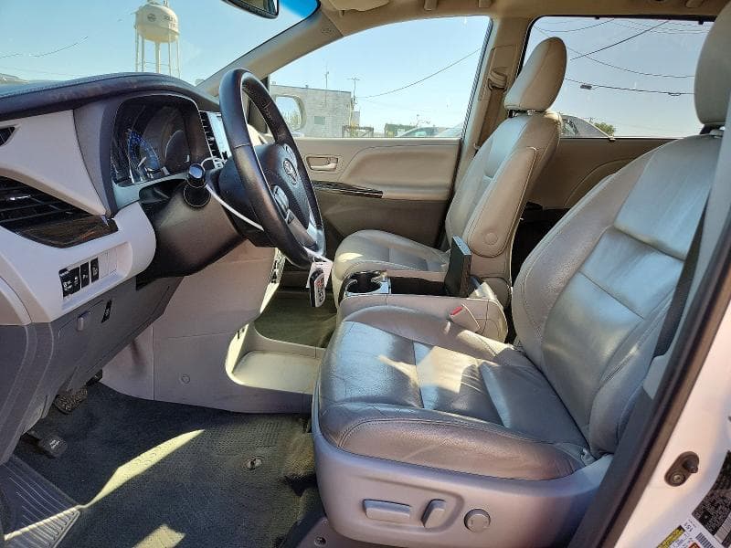 2017 TOYOTA SIENNA XLE PREMIUM 7-PASSENGER 7