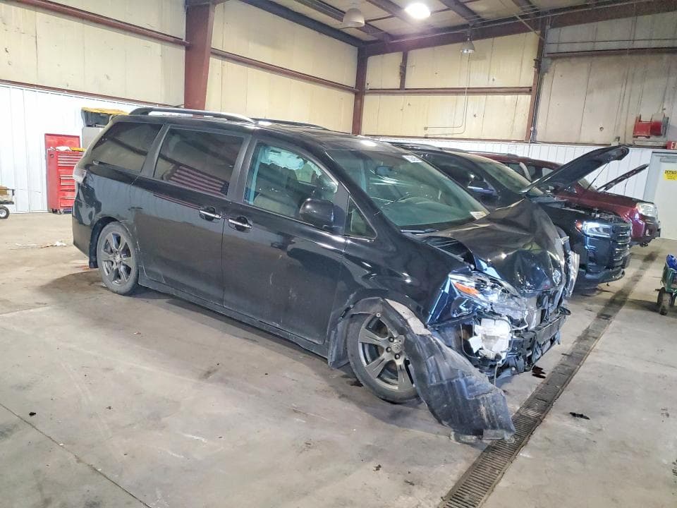 2017 TOYOTA SIENNA SE 4