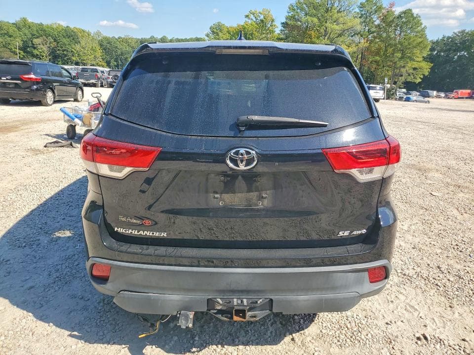 2017 TOYOTA HIGHLANDER SE 6