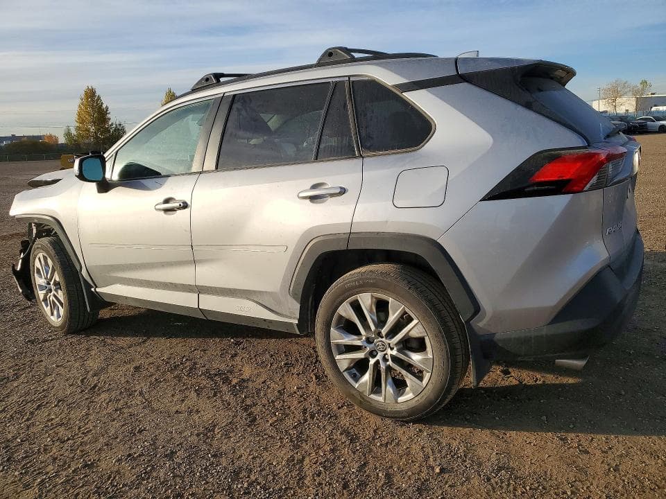 2021 TOYOTA RAV4 XLE 2