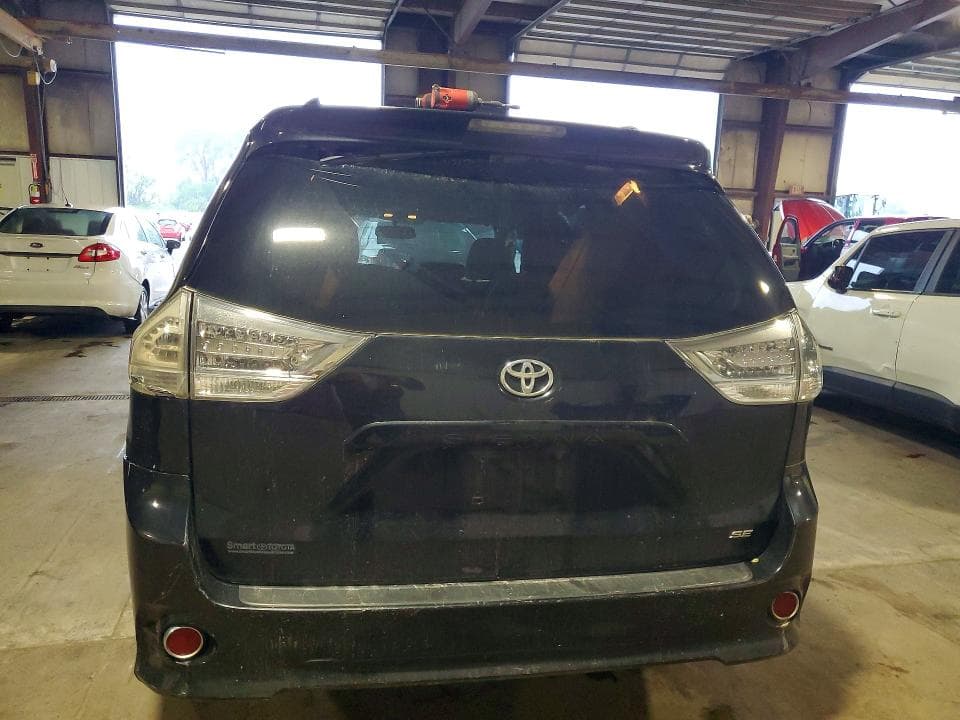 2017 TOYOTA SIENNA SE 6