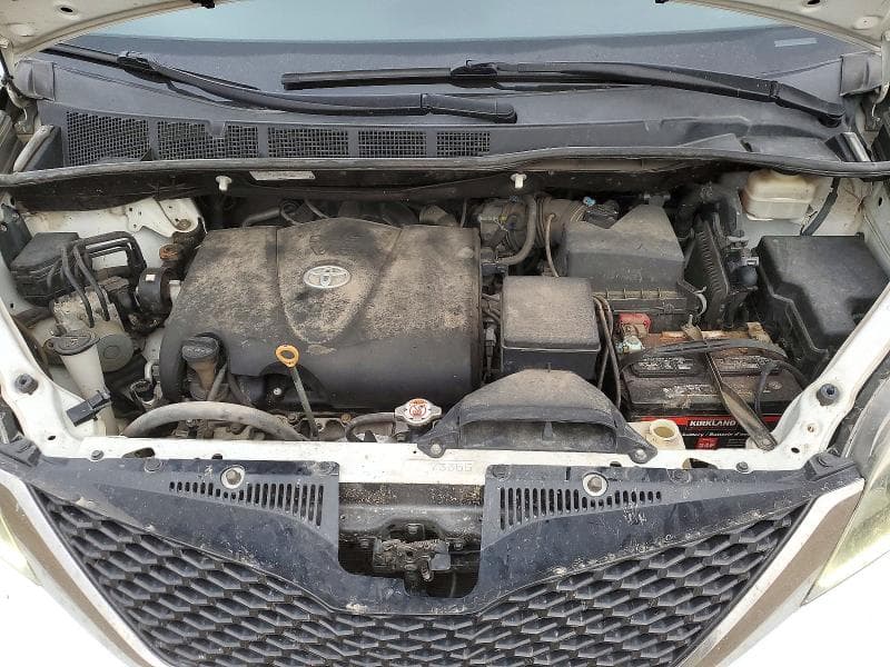 2017 TOYOTA SIENNA SE 12