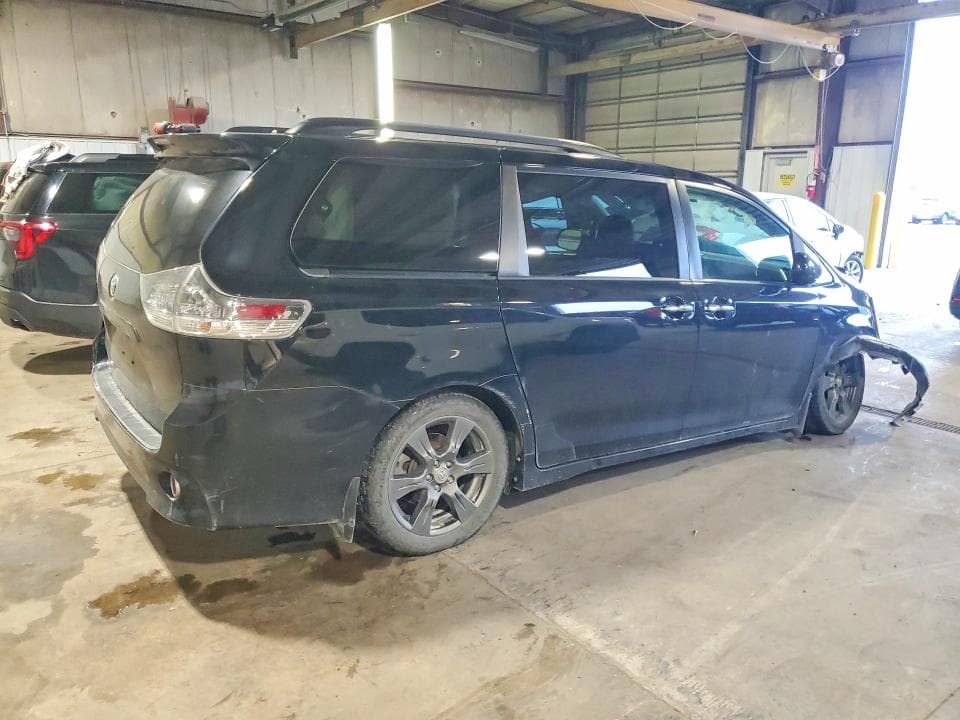 2017 TOYOTA SIENNA SE 3