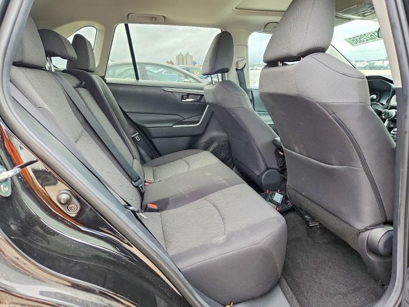 2020 TOYOTA RAV4 XLE 11