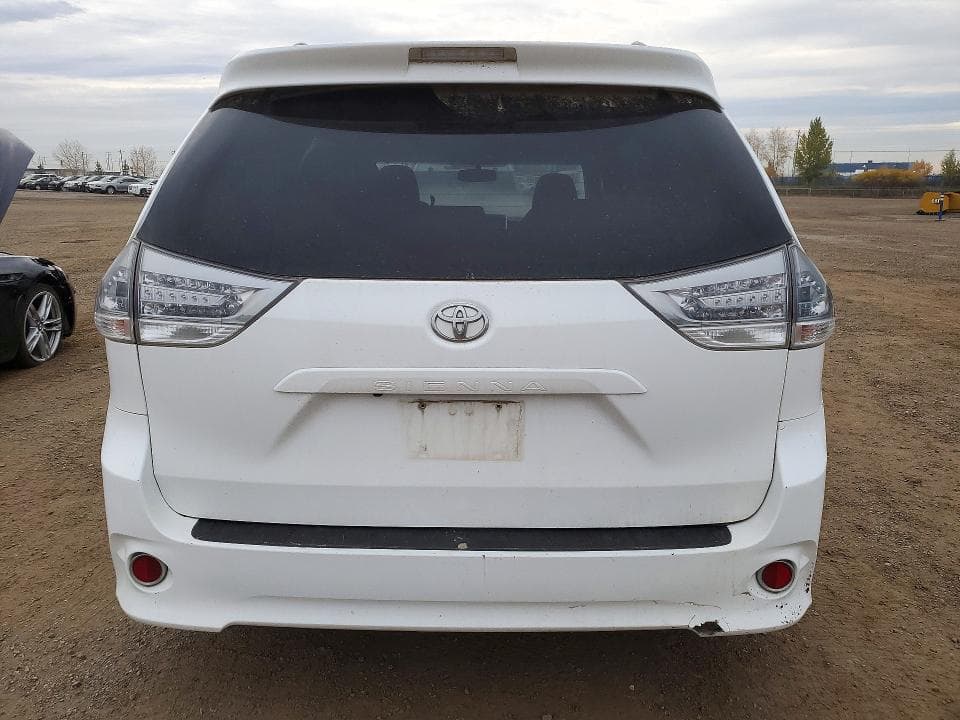 2017 TOYOTA SIENNA SE 6