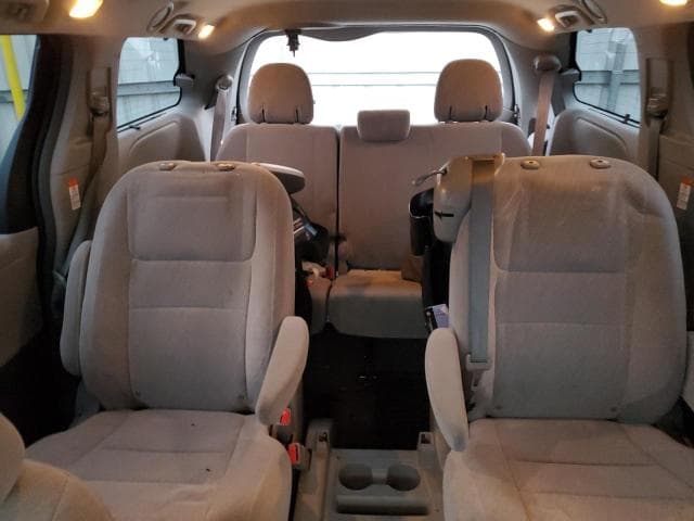 2017 TOYOTA SIENNA LE 10