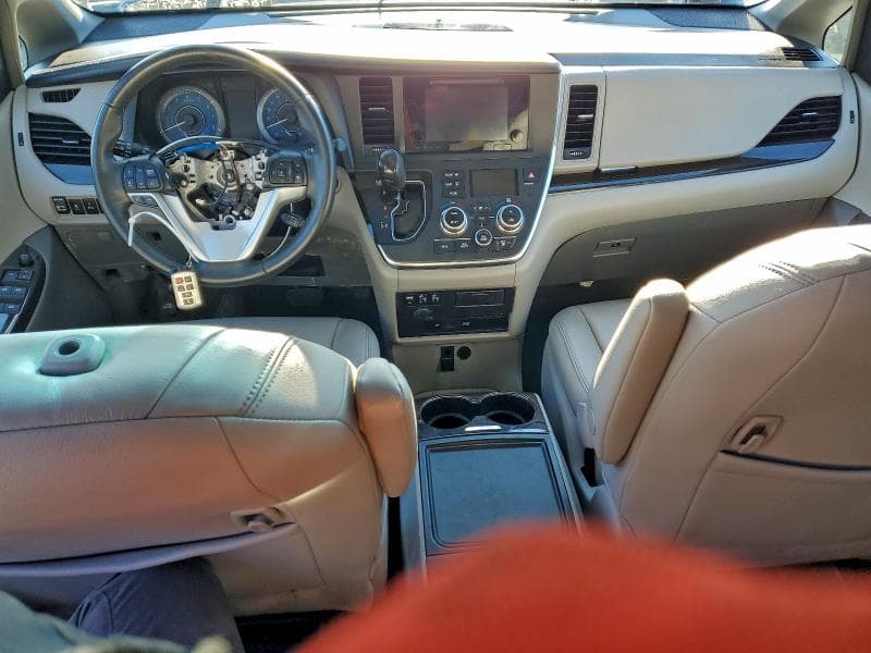 2017 TOYOTA SIENNA XLE 8