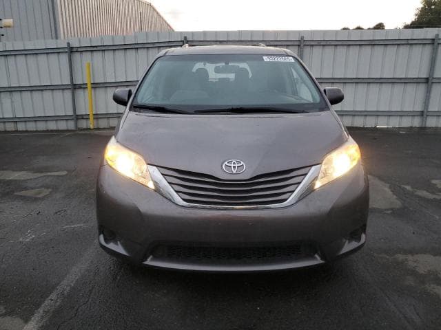 2017 TOYOTA SIENNA LE 5