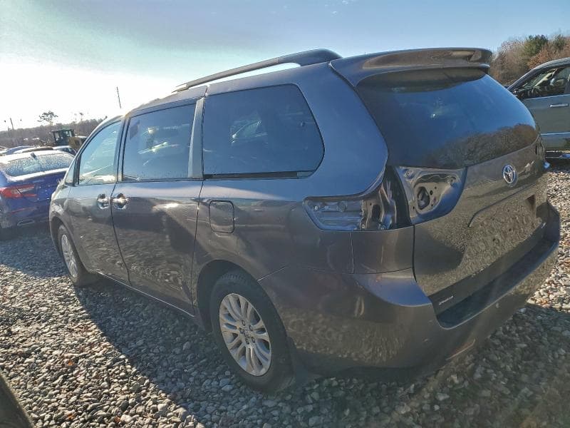 2017 TOYOTA SIENNA XLE 2
