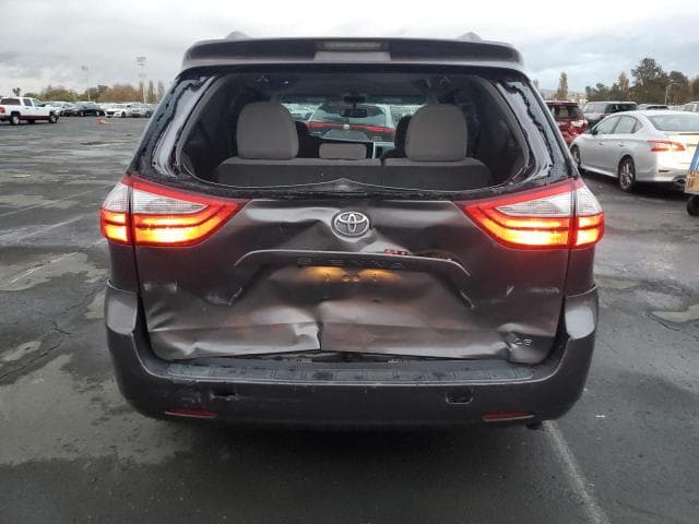 2017 TOYOTA SIENNA LE 6