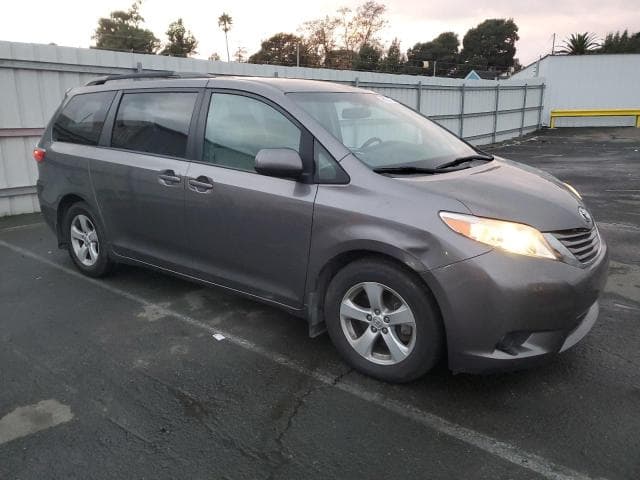 2017 TOYOTA SIENNA LE 4