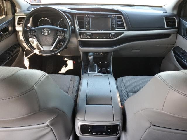 2017 TOYOTA HIGHLANDER LE 8