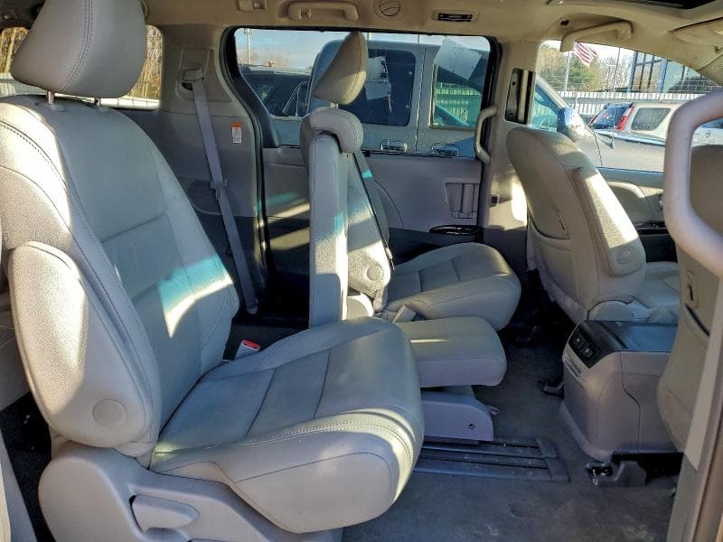 2017 TOYOTA SIENNA XLE 11
