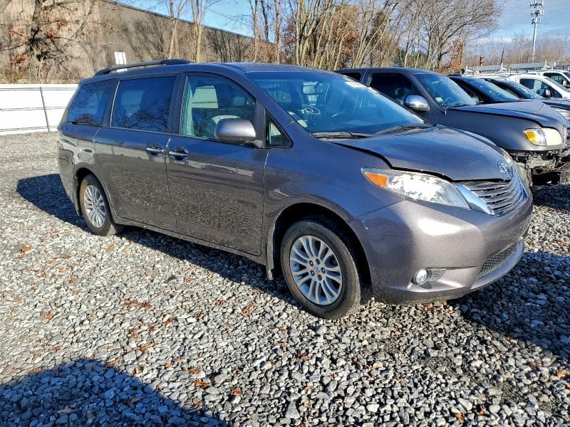 2017 TOYOTA SIENNA XLE 4