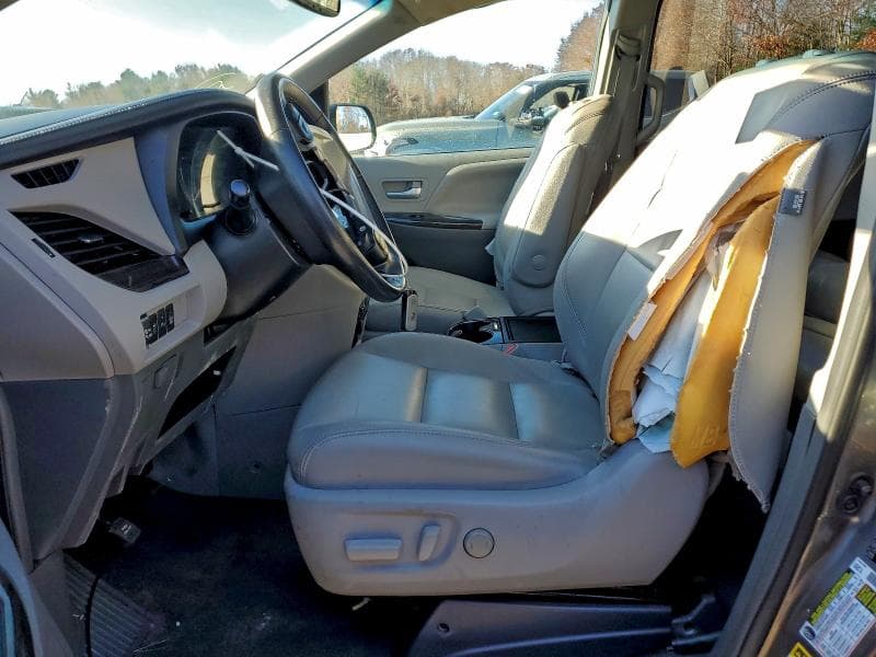 2017 TOYOTA SIENNA XLE 7