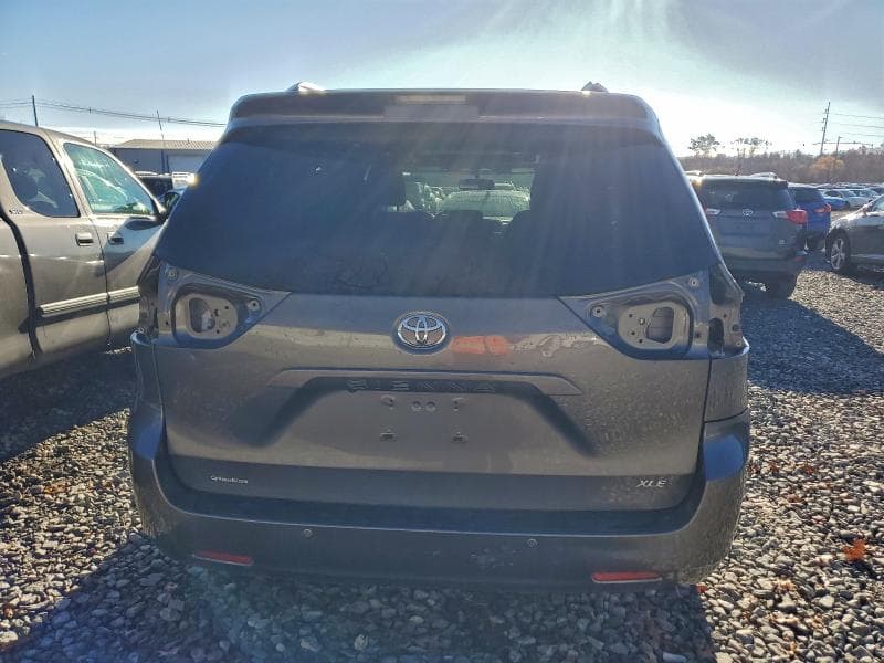 2017 TOYOTA SIENNA XLE 6