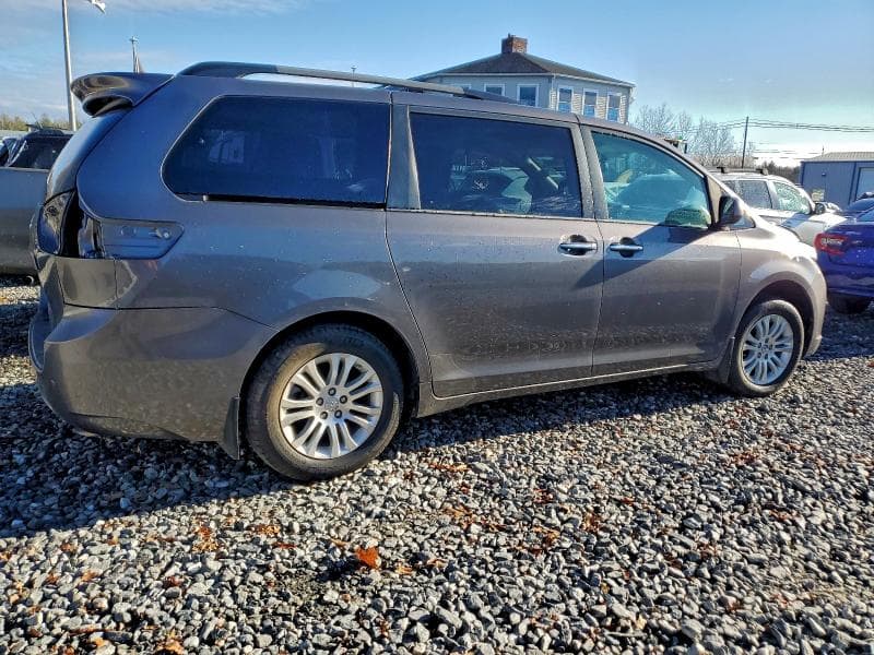 2017 TOYOTA SIENNA XLE 3