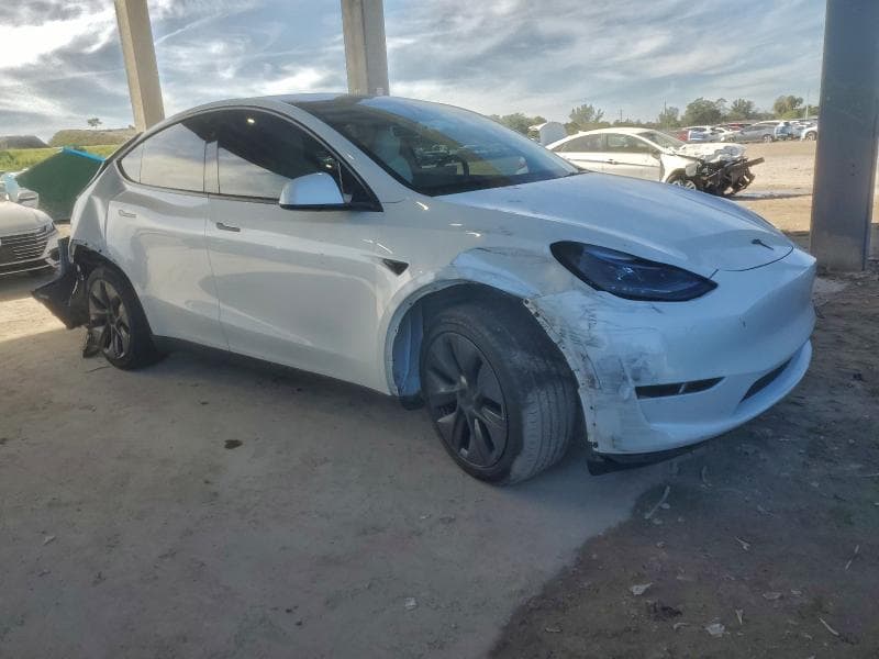 2025 TESLA MODEL Y 4