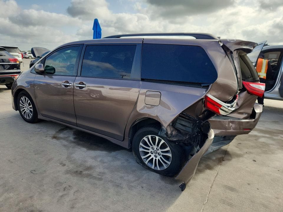2019 TOYOTA SIENNA XLE 8-PASSENGER 2