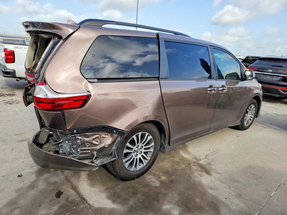 2019 TOYOTA SIENNA XLE 8-PASSENGER 3
