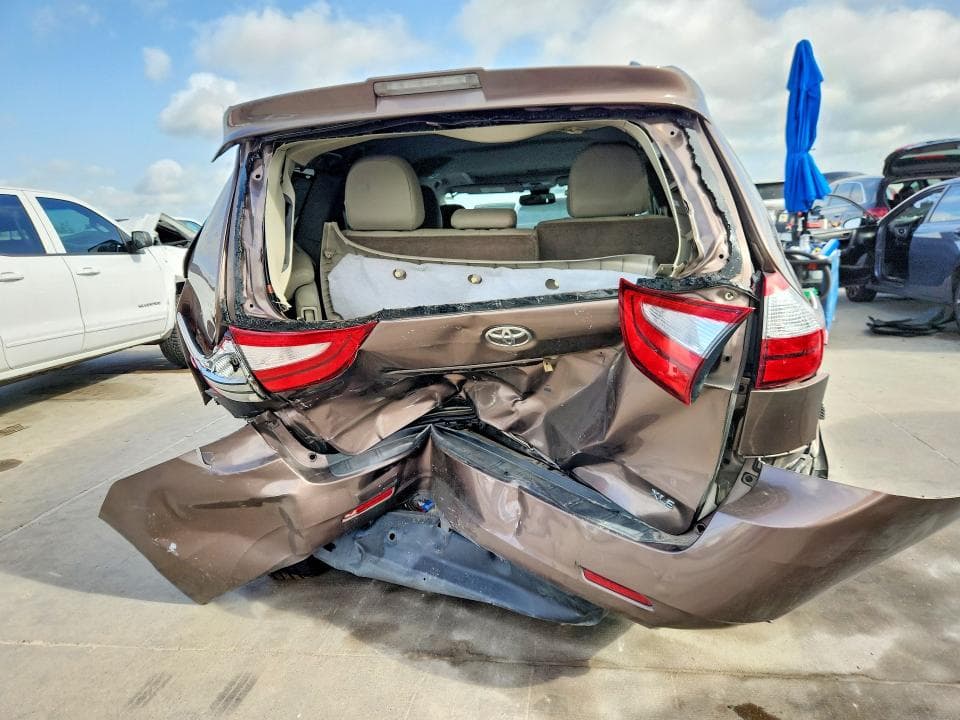 2019 TOYOTA SIENNA XLE 8-PASSENGER 6