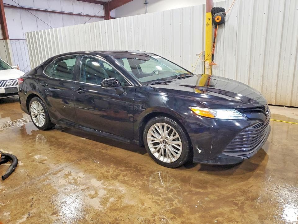 2018 TOYOTA CAMRY XLE 4