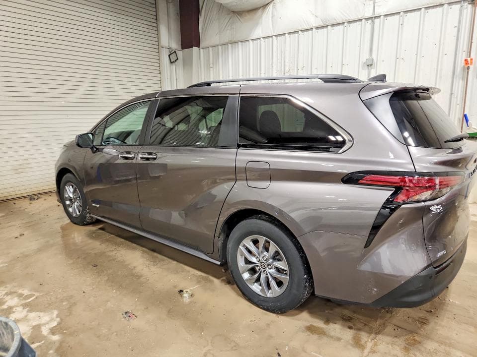 2021 TOYOTA SIENNA XLE 7-PASSENGER 2