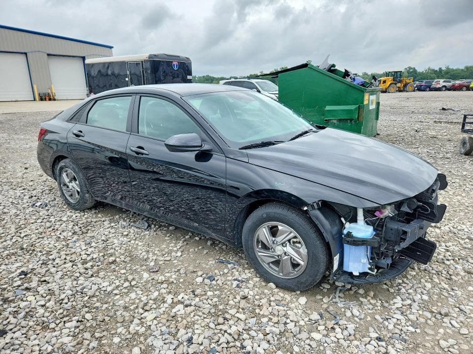2025 HYUNDAI ELANTRA SE 4
