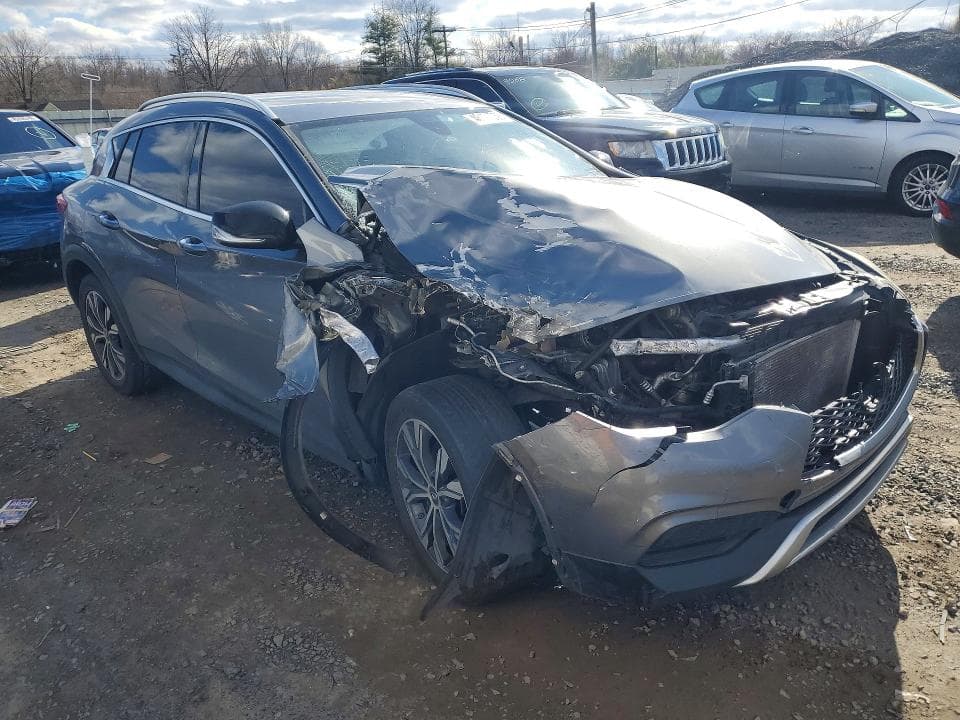 2017 INFINITI QX30 LUXURY 4
