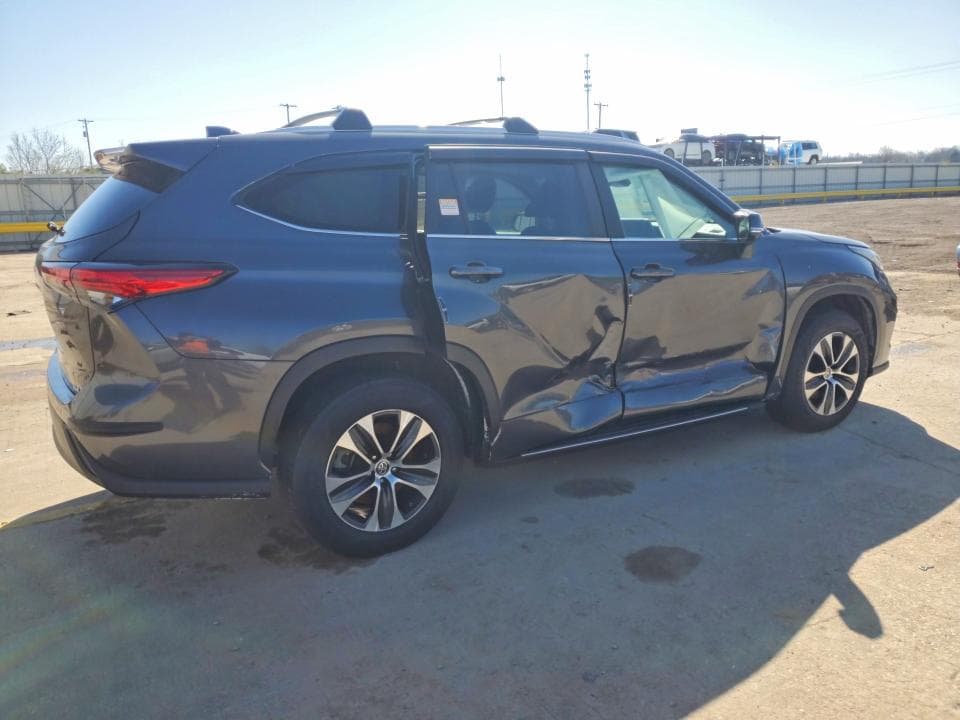 2023 TOYOTA HIGHLANDER XLE 3