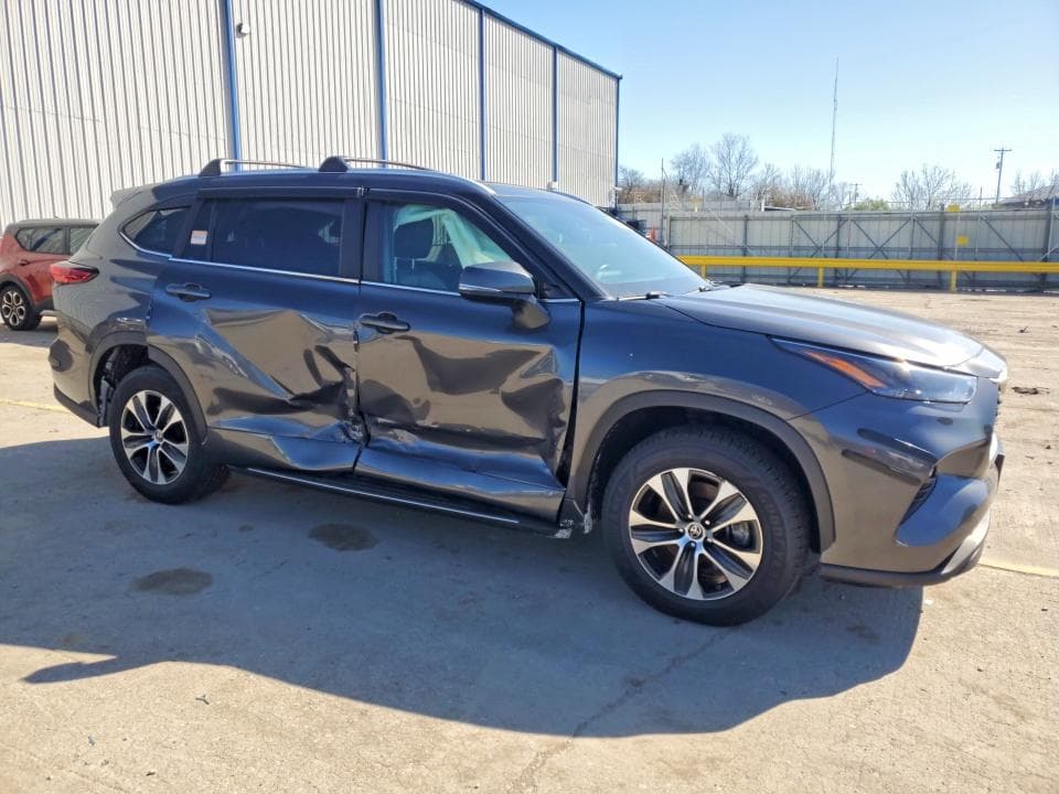 2023 TOYOTA HIGHLANDER XLE 4