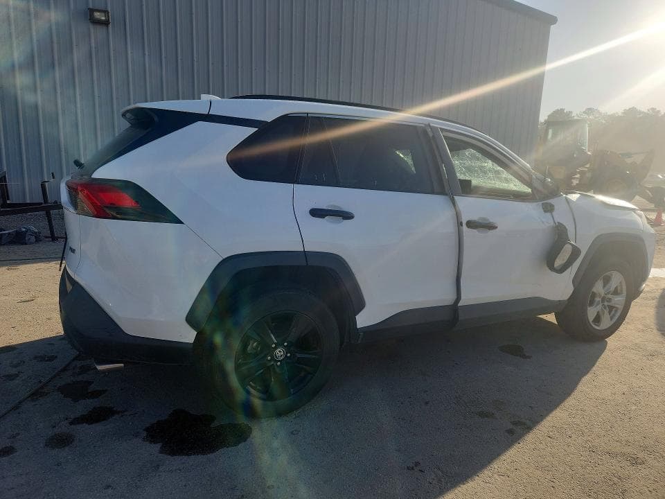 2021 TOYOTA RAV4 XLE 3