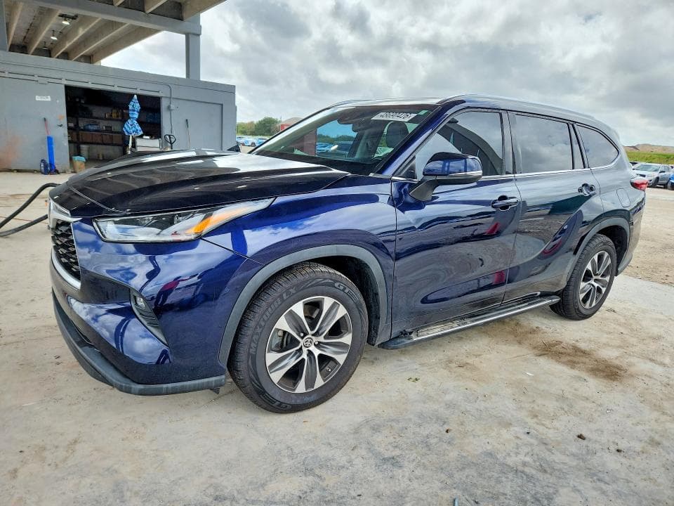 2021 TOYOTA HIGHLANDER XLE - 1