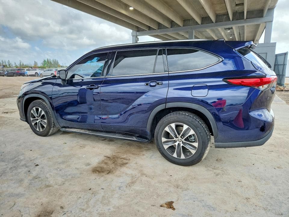 2021 TOYOTA HIGHLANDER XLE 2