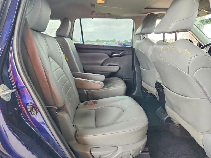 2021 TOYOTA HIGHLANDER XLE 11