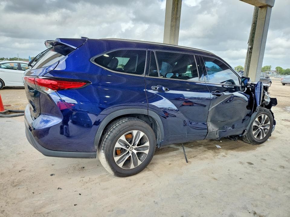 2021 TOYOTA HIGHLANDER XLE 3
