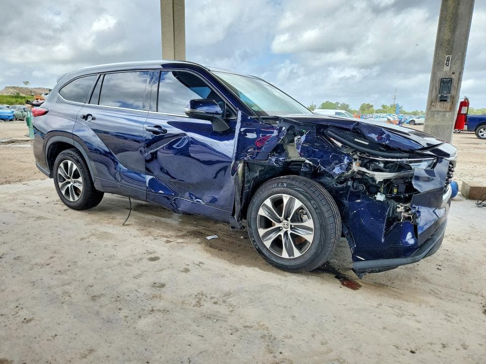 2021 TOYOTA HIGHLANDER XLE 4